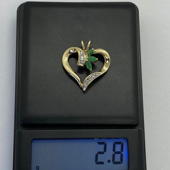 10KT diamond 💎 and emerald heart - Picture 16 of 17
